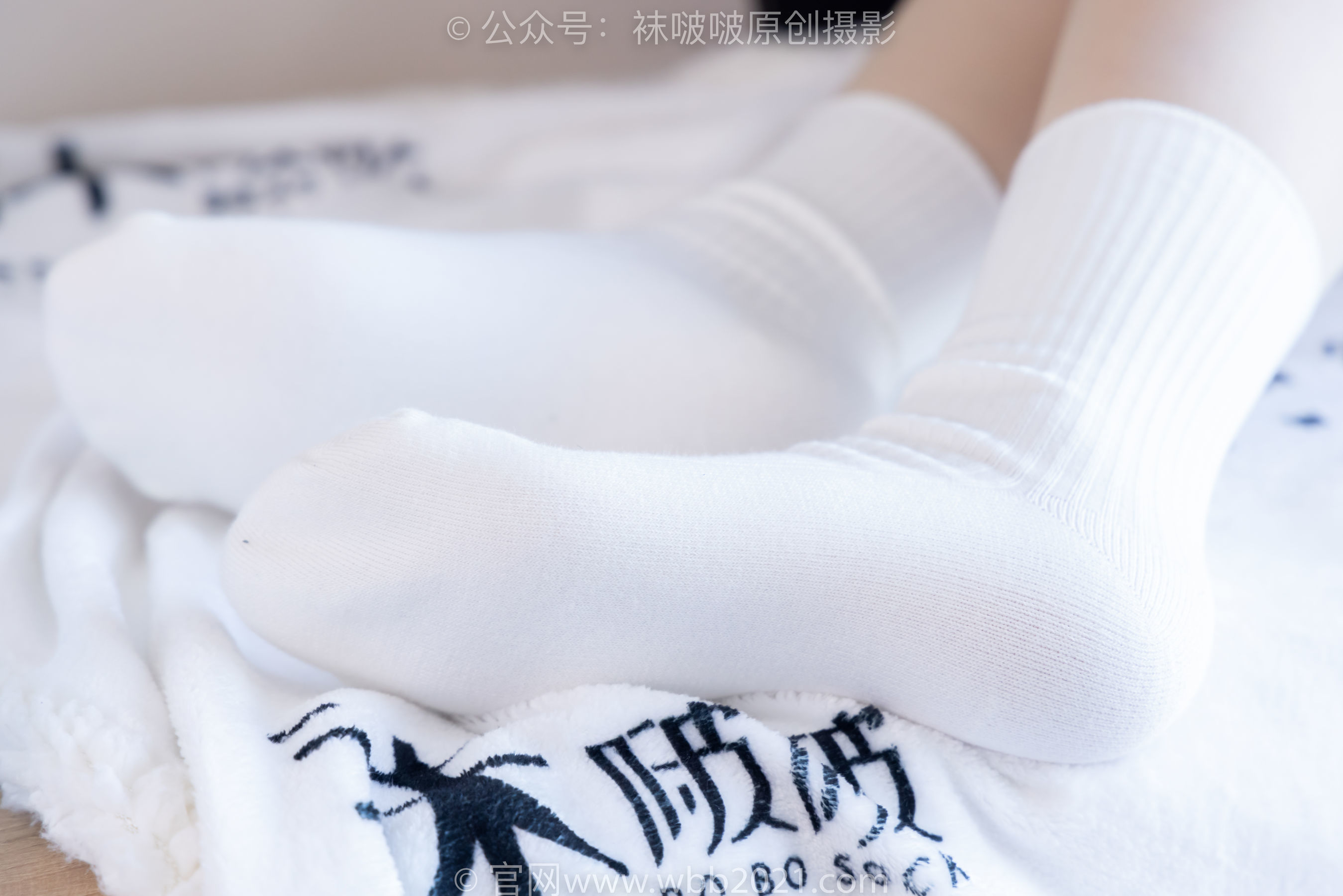 图片[138]-BoBoSocks袜啵啵 No.368 甜甜圈 -运动鞋、白棉袜、油亮肉丝[160P]-六色网