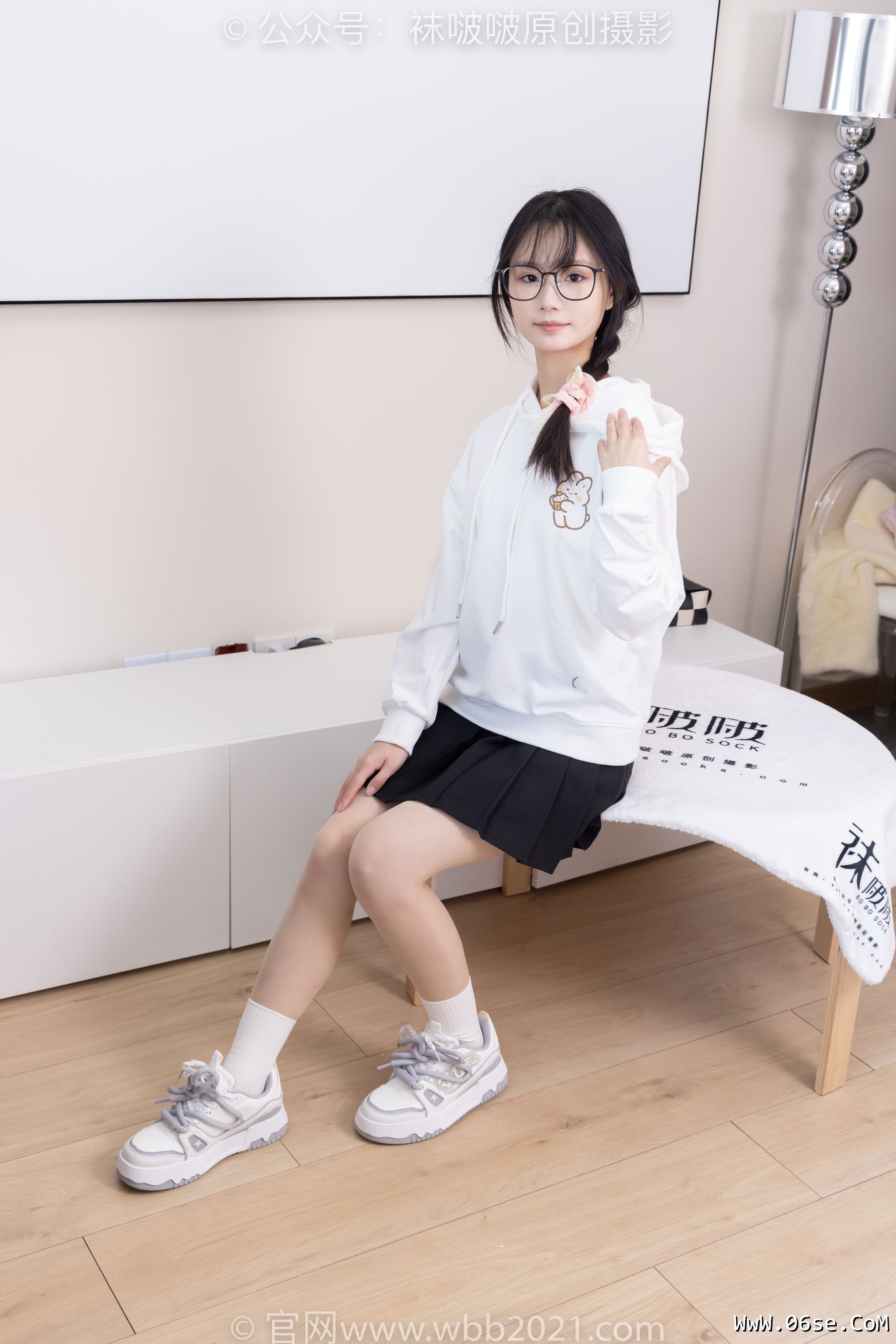图片[70]-BoBoSocks袜啵啵 No.368 甜甜圈 -运动鞋、白棉袜、油亮肉丝[160P]-六色网