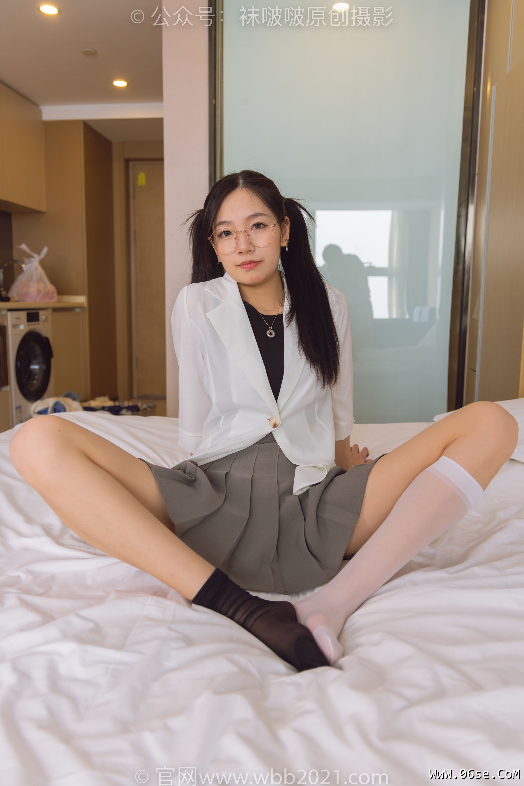 图片[81]-BoBoSocks袜啵啵 No.253 小甜豆 -两双高跟鞋、一只脚小腿白丝、一只脚小腿黑丝[219P]-六色网