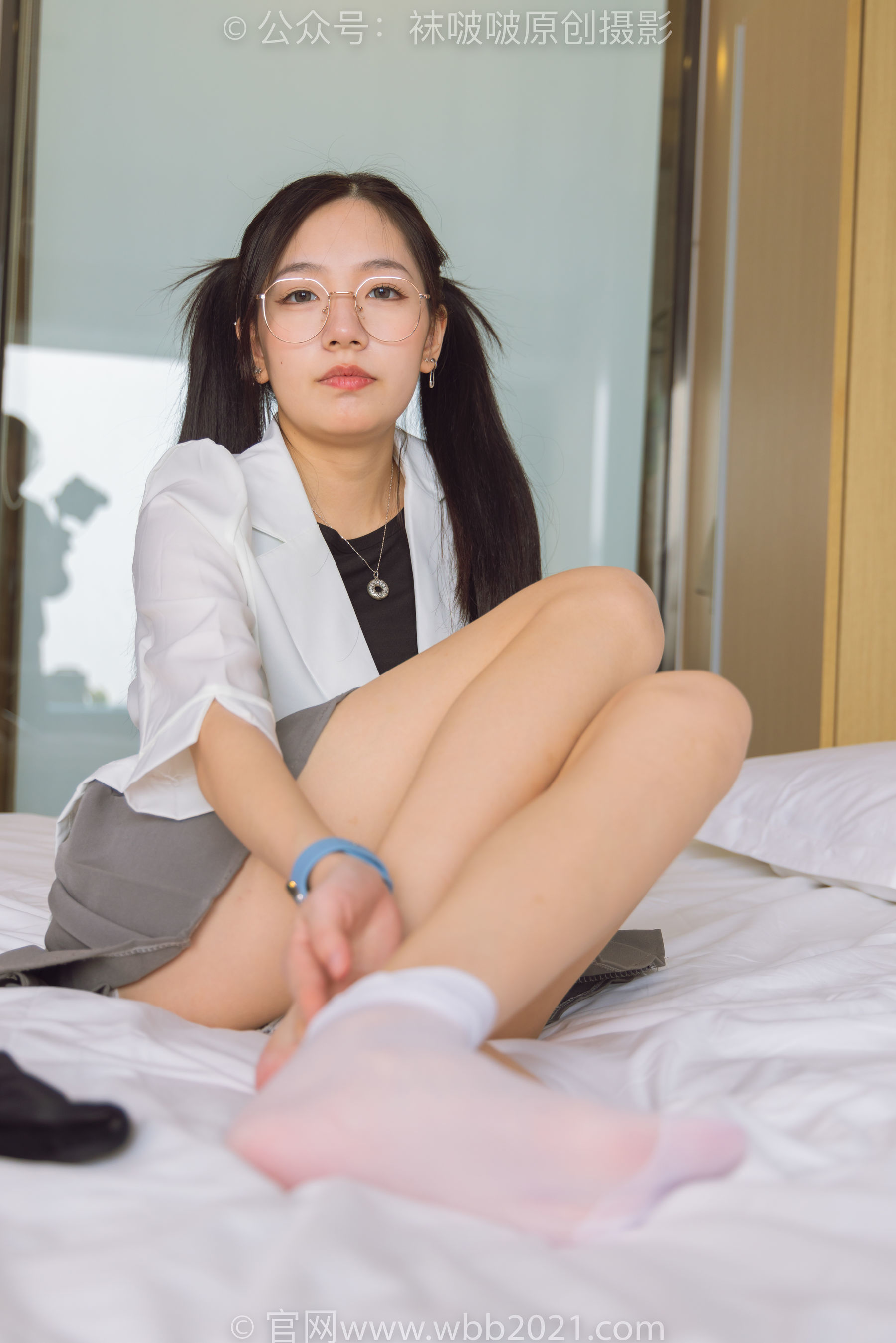图片[93]-BoBoSocks袜啵啵 No.253 小甜豆 -两双高跟鞋、一只脚小腿白丝、一只脚小腿黑丝[219P]-六色网