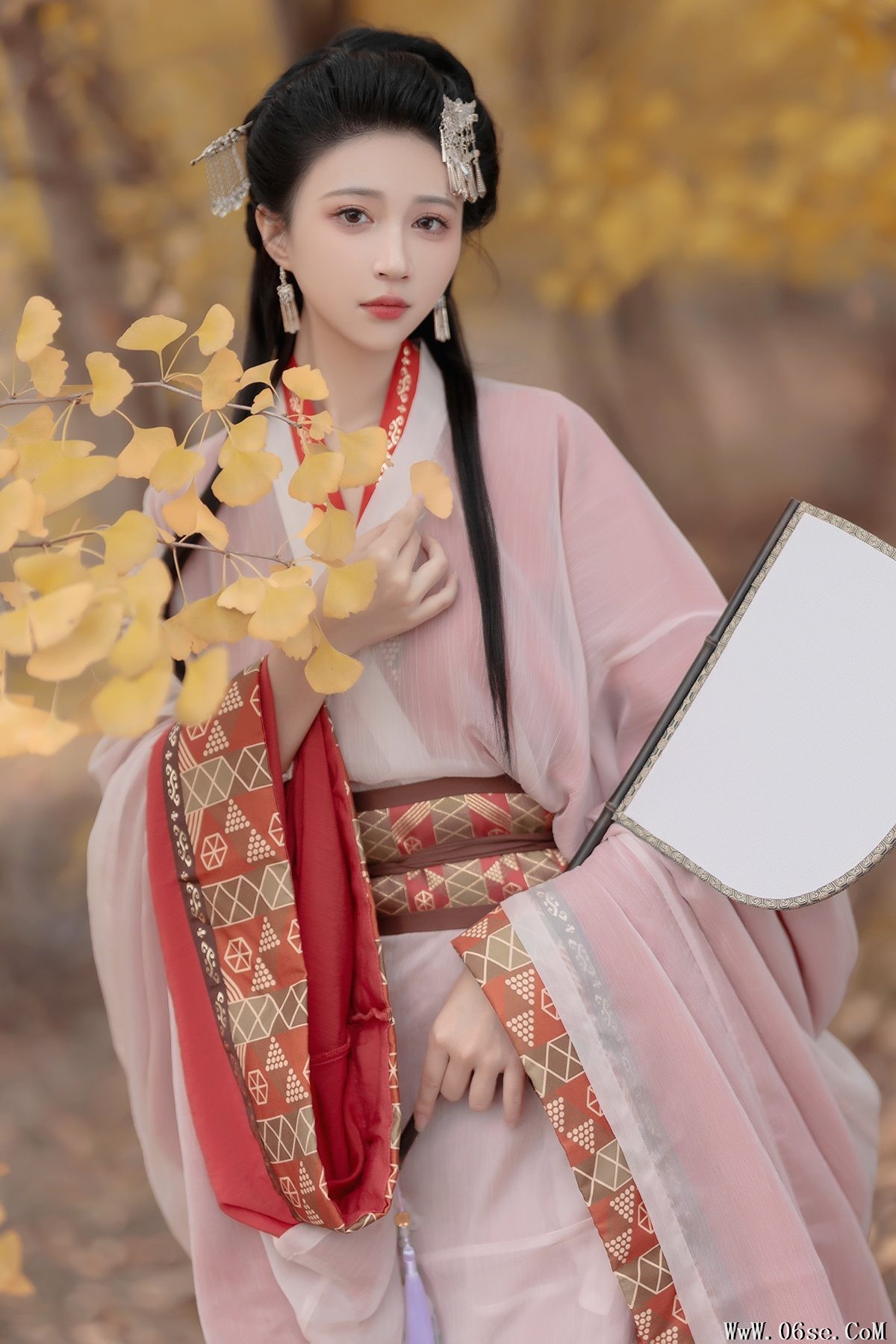 YiTuYu艺图语 Vol.5988 Qi Luo Sheng De Xiao Su Su[28P]-六色网