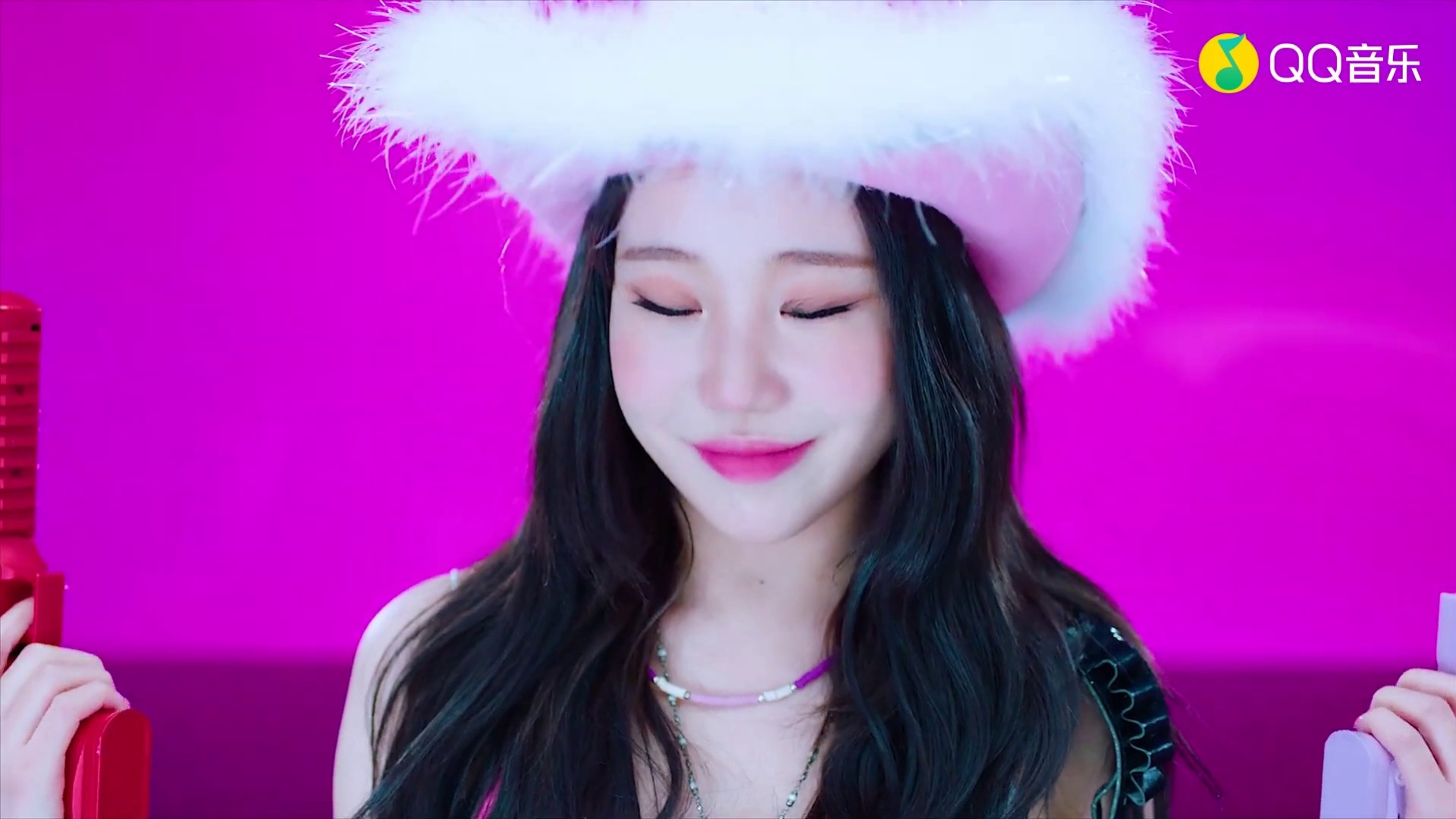 momoland & chromance  wrap me in plastic> mv