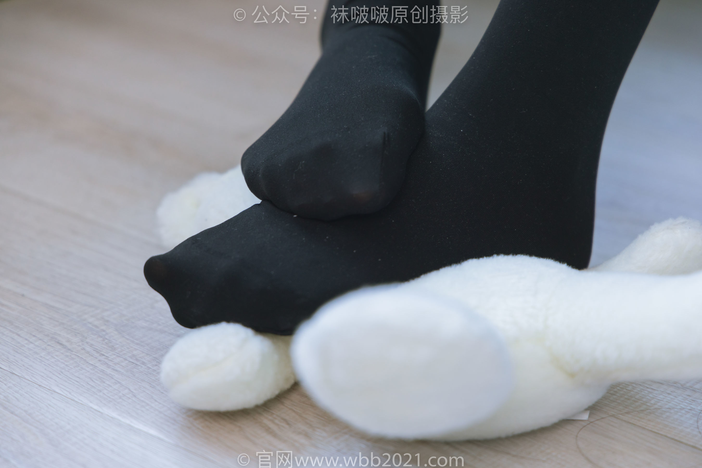 图片[26]-BoBoSocks袜啵啵 No.315 小沫 -平底鞋、厚黑丝、模特穿鞋及丝袜踩玩偶小熊剧情[140P]-六色网