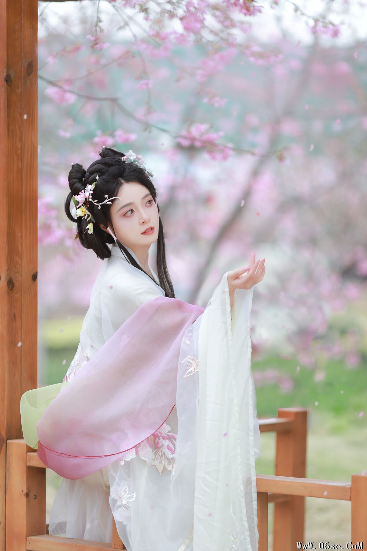 图片[3]-YiTuYu艺图语 Vol.6610 Nu Li Hua Zhuang De Sui Sui[22P]-六色网