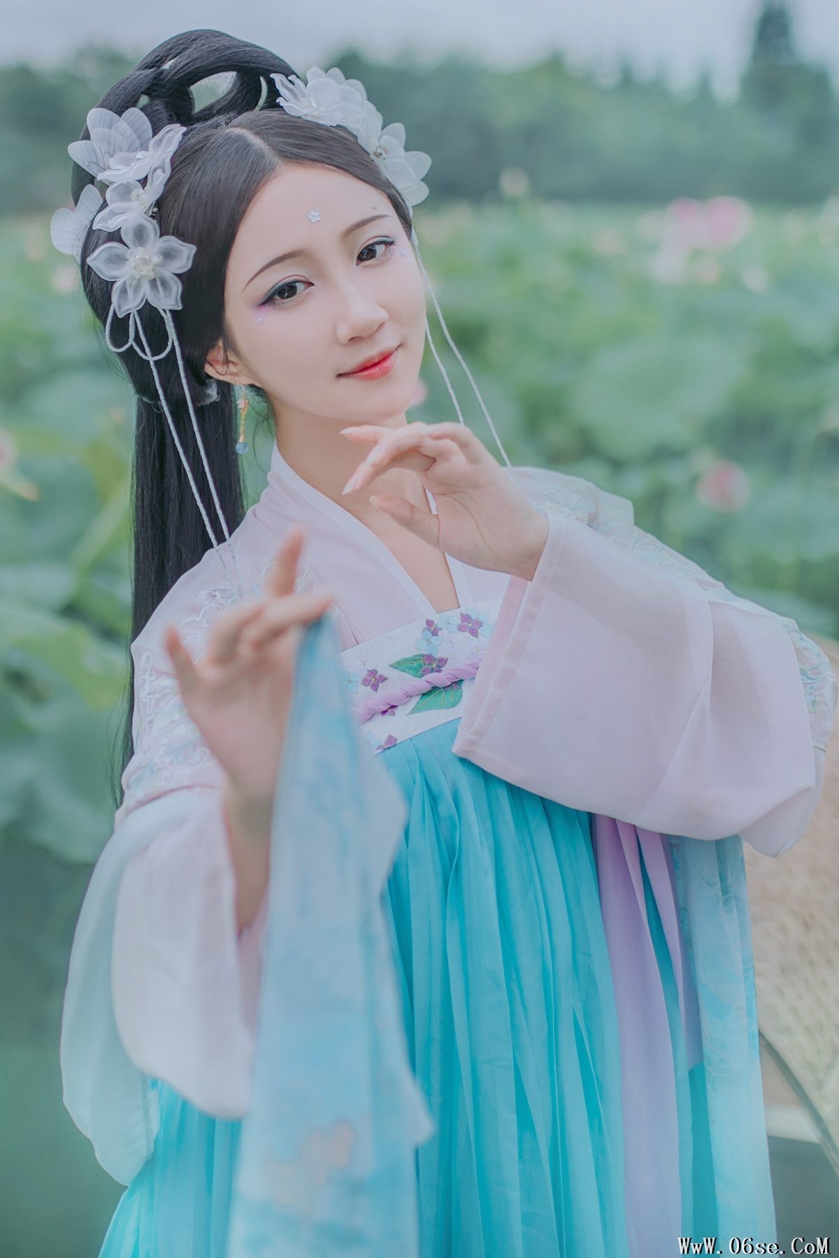 YiTuYu艺图语 Vol.4165 Qi Luo Sheng De Xiao Su Su[22P]-六色网