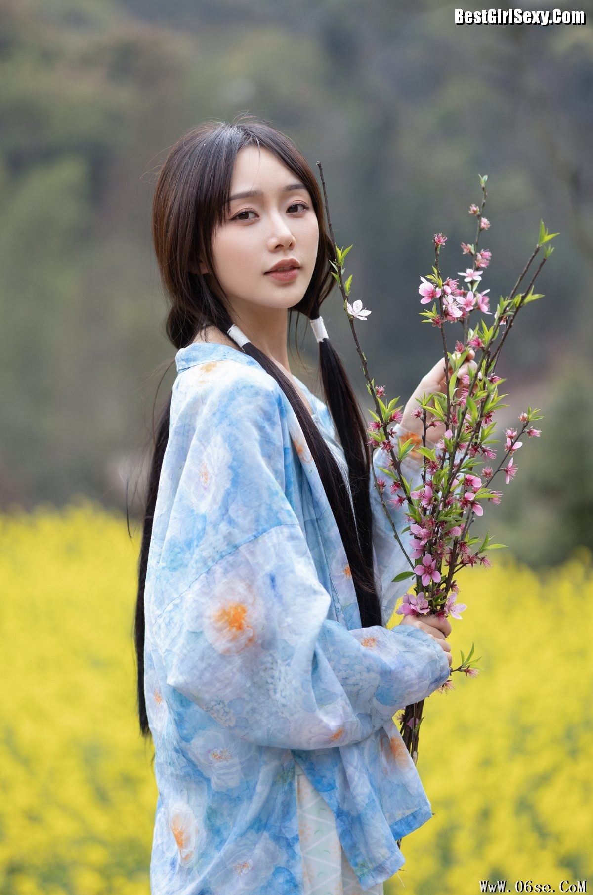 图片[23]-YiTuYu艺图语 Vol.4116 Su Mei Zai Lu Shang[25P]-六色网