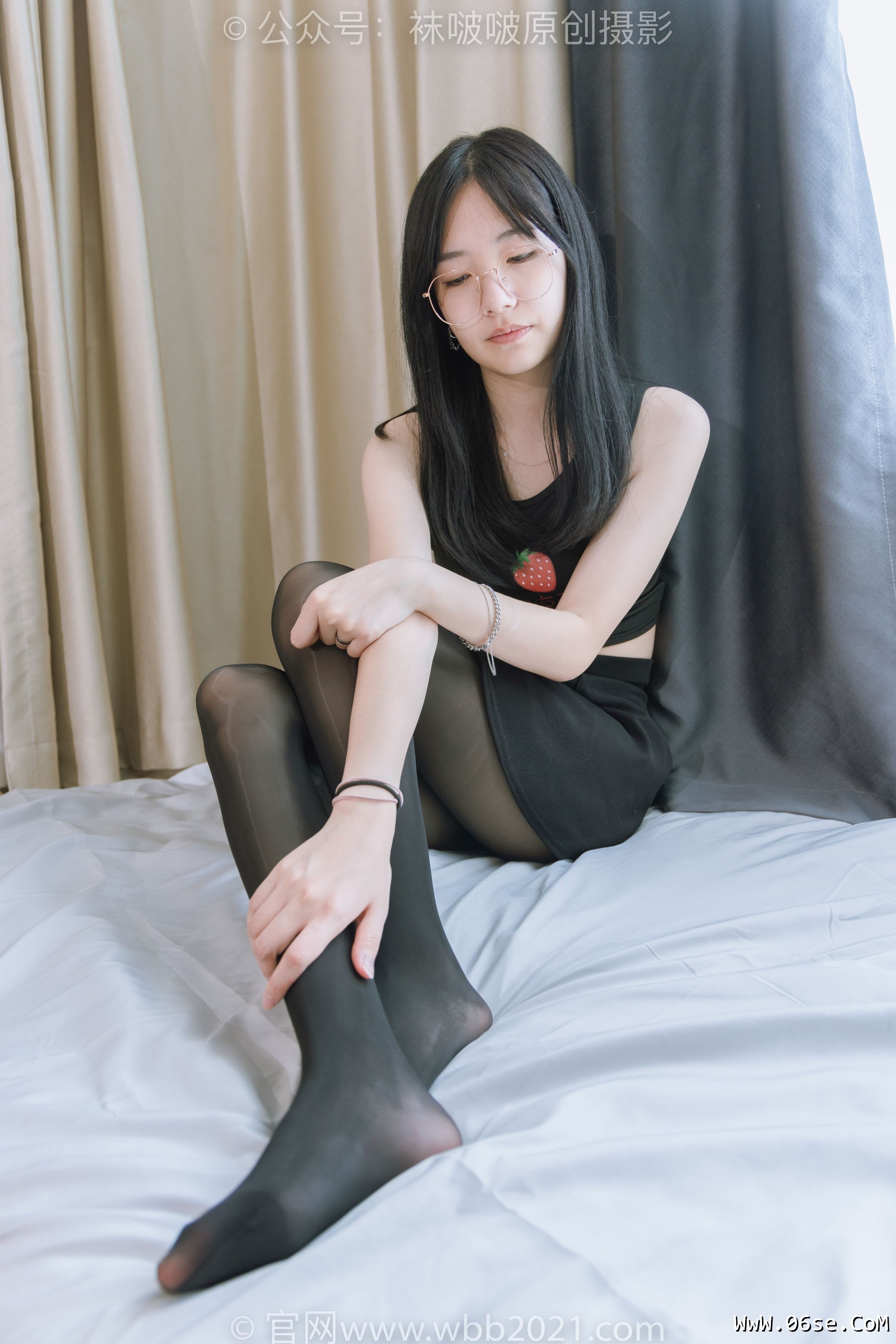 图片[12]-BoBoSocks袜啵啵 No.396 小甜豆 -两双高跟鞋、油亮黑丝、油亮蓝丝[140P]-六色网