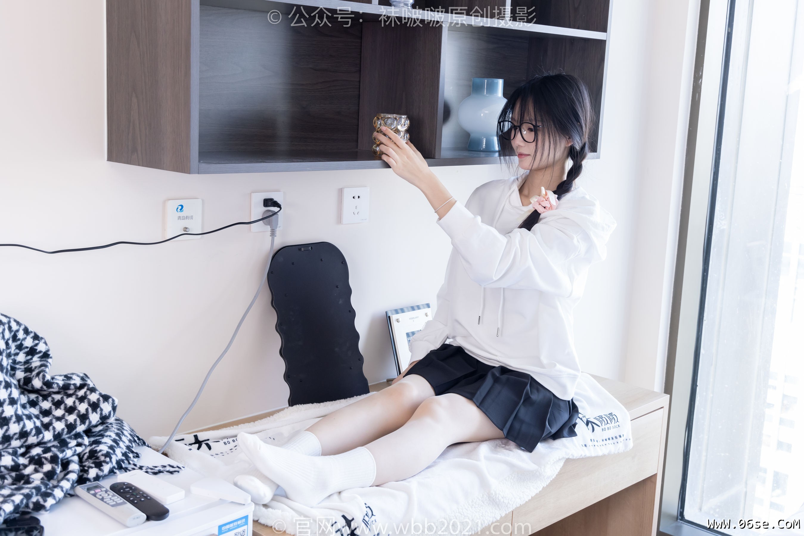 图片[112]-BoBoSocks袜啵啵 No.368 甜甜圈 -运动鞋、白棉袜、油亮肉丝[160P]-六色网