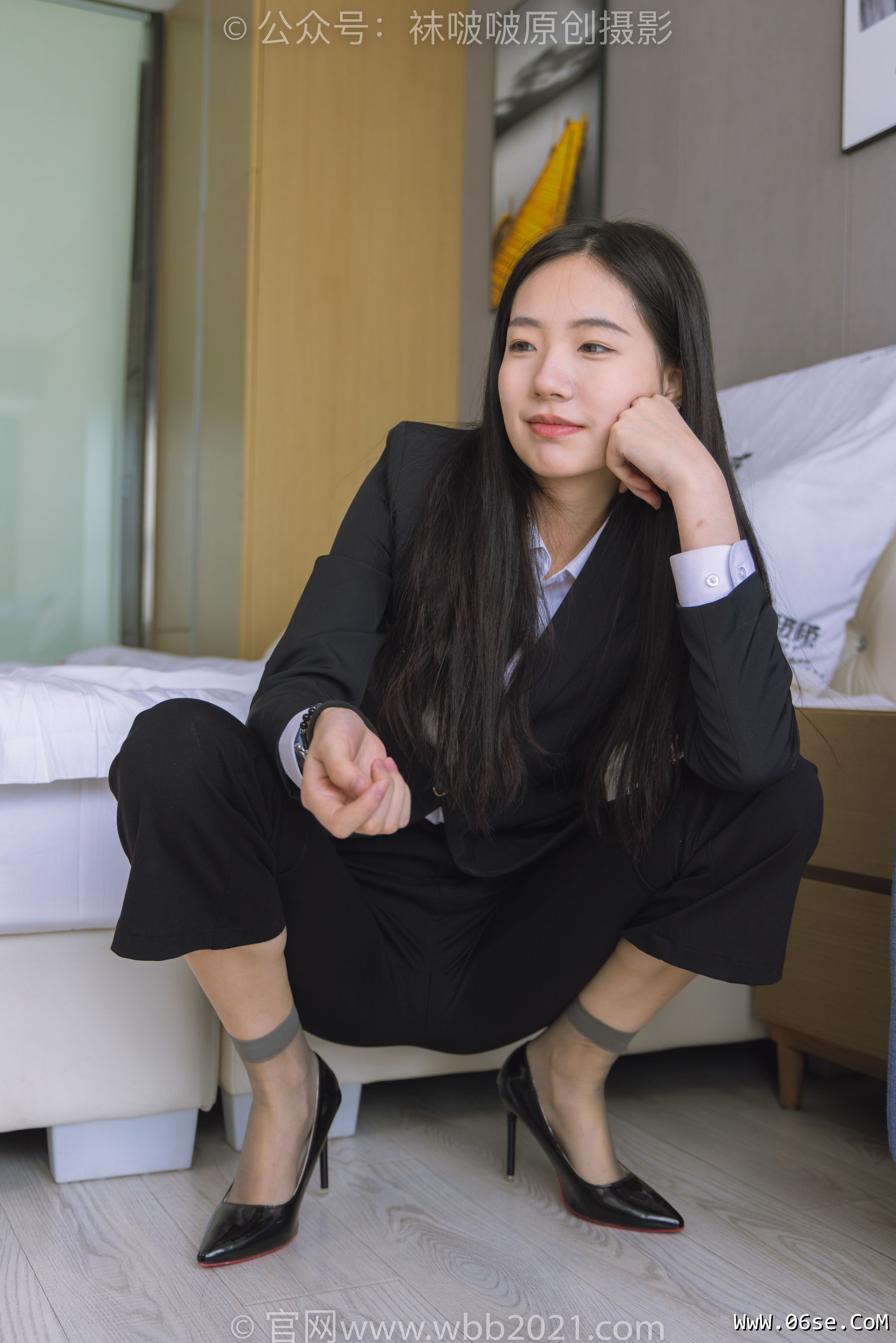 图片[260]-BoBoSocks袜啵啵 No.245 小甜豆 -高跟鞋、短灰丝、半蹲镜头较多[299P]-六色网