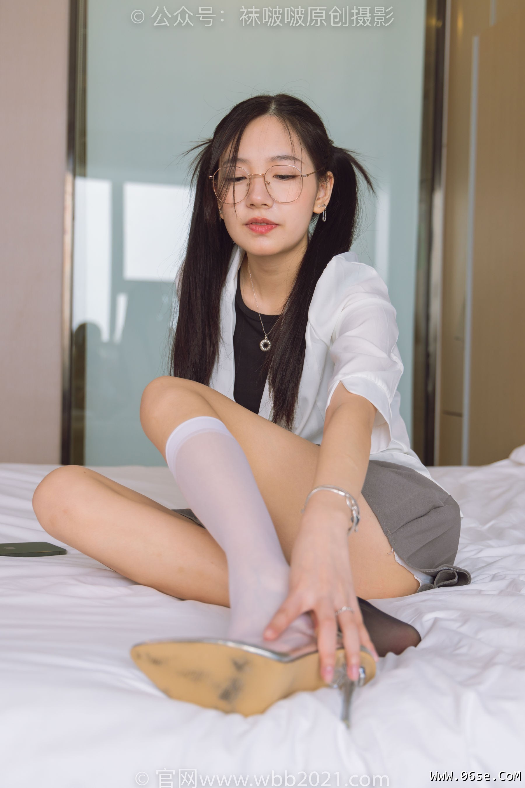 图片[169]-BoBoSocks袜啵啵 No.253 小甜豆 -两双高跟鞋、一只脚小腿白丝、一只脚小腿黑丝[219P]-六色网