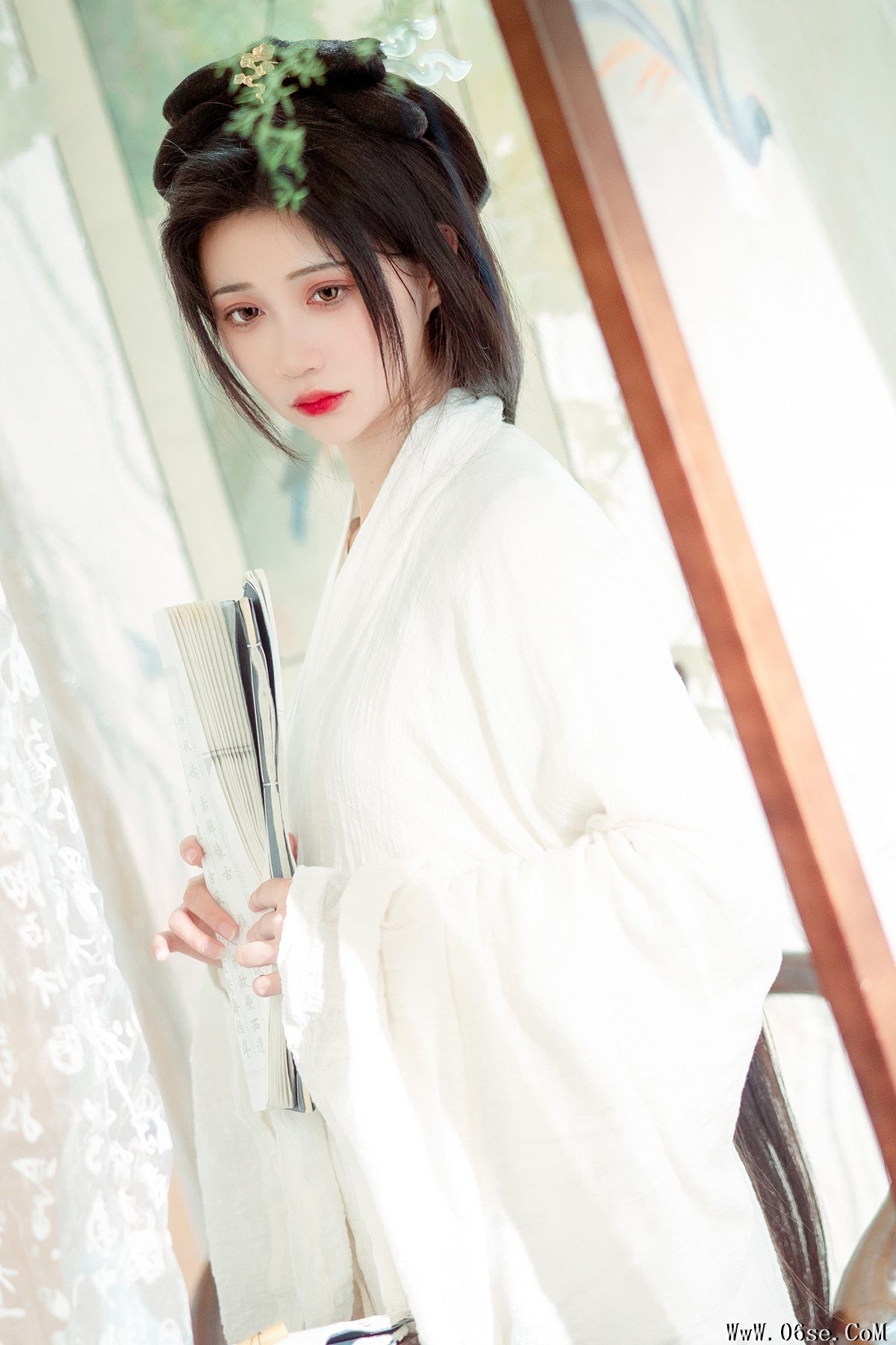 YiTuYu艺图语 Vol.4126 Qi Luo Sheng De Xiao Su Su[27P]-六色网