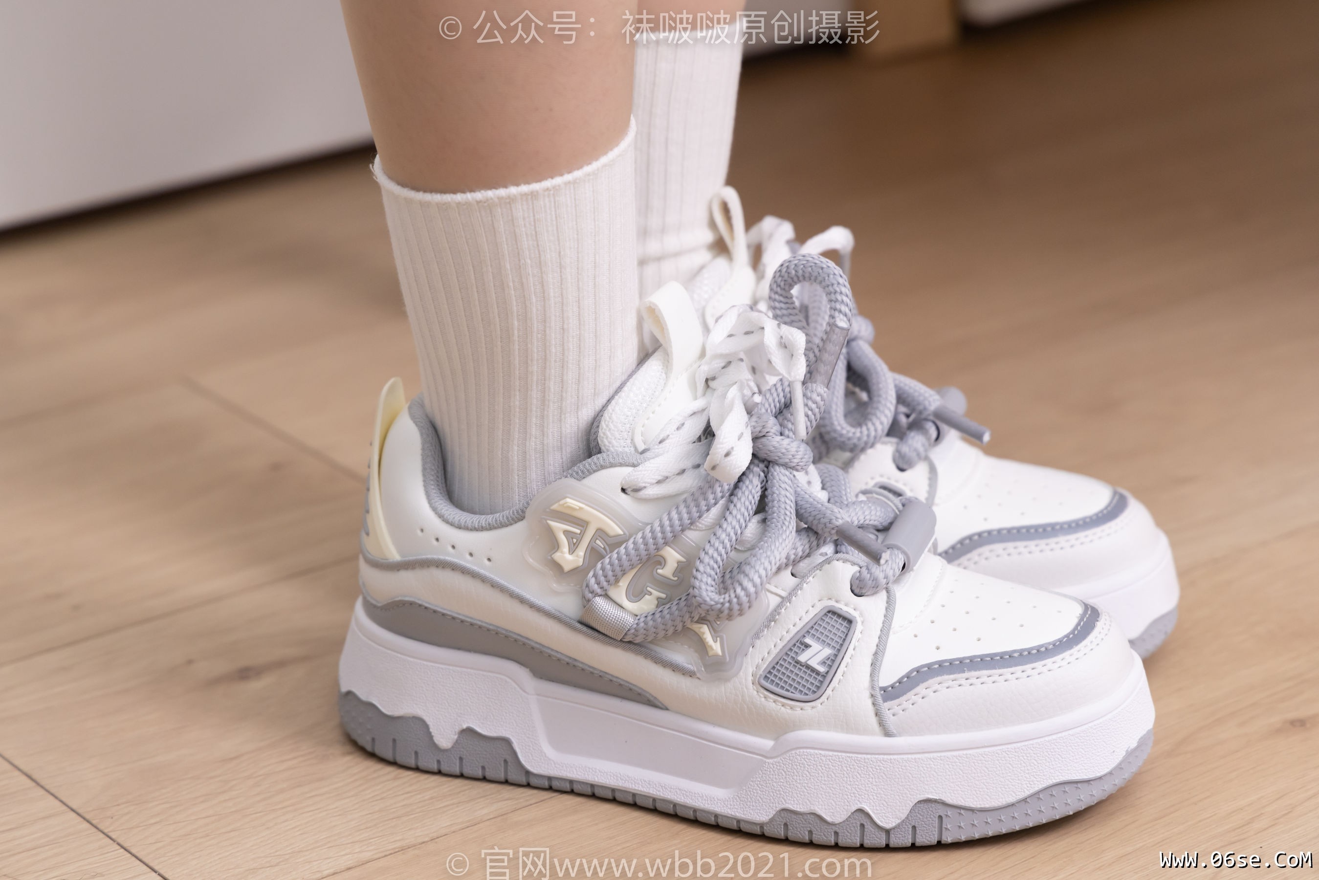 图片[46]-BoBoSocks袜啵啵 No.368 甜甜圈 -运动鞋、白棉袜、油亮肉丝[160P]-六色网