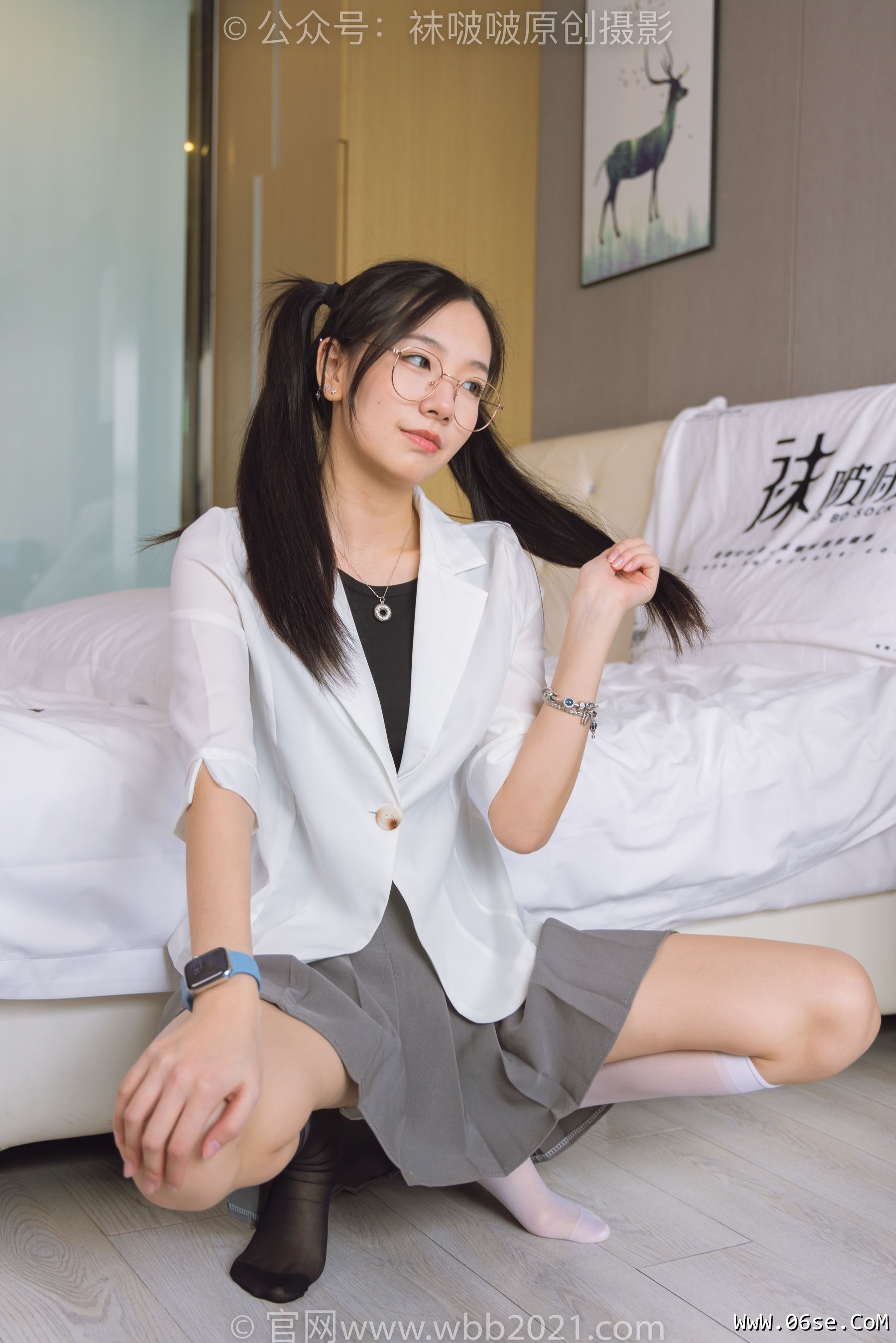 图片[204]-BoBoSocks袜啵啵 No.253 小甜豆 -两双高跟鞋、一只脚小腿白丝、一只脚小腿黑丝[219P]-六色网