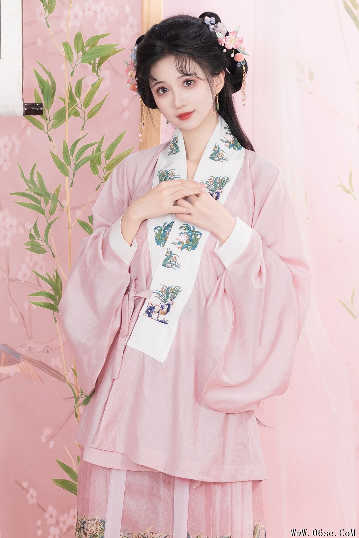 YiTuYu艺图语 Vol.7149 Qi Luo Sheng De Xiao Su Su[26P]-六色网