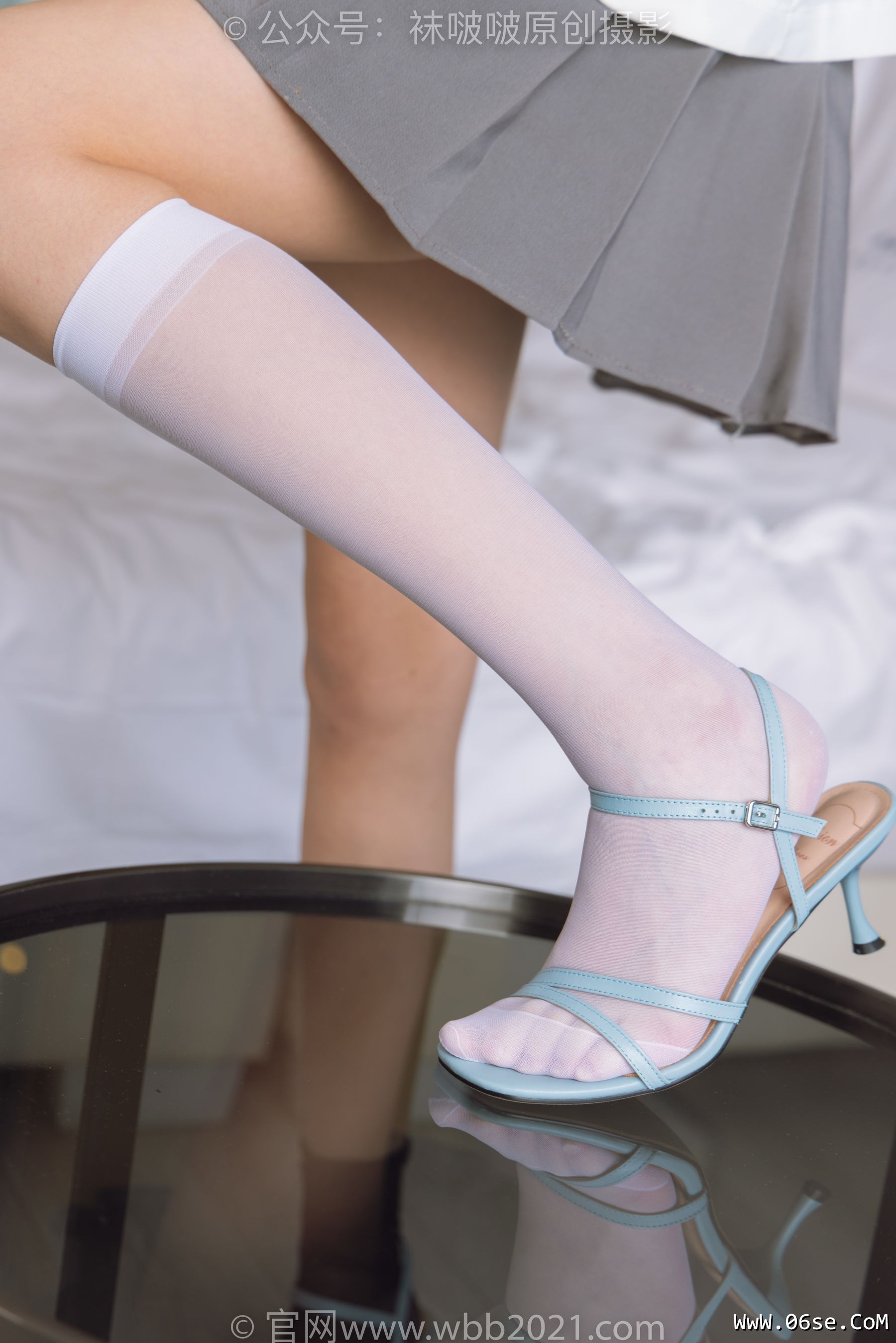 图片[124]-BoBoSocks袜啵啵 No.253 小甜豆 -两双高跟鞋、一只脚小腿白丝、一只脚小腿黑丝[219P]-六色网