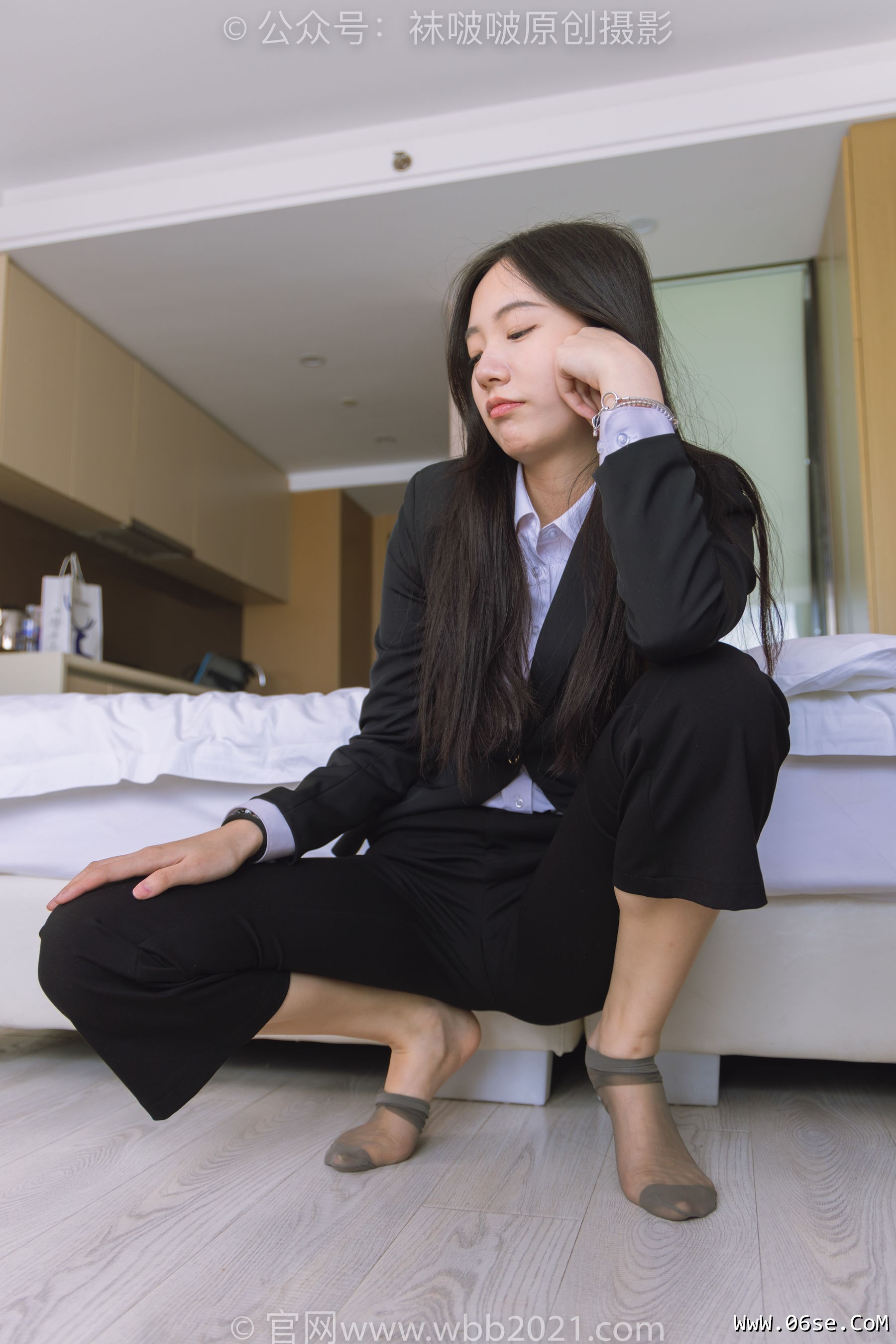 图片[142]-BoBoSocks袜啵啵 No.245 小甜豆 -高跟鞋、短灰丝、半蹲镜头较多[299P]-六色网