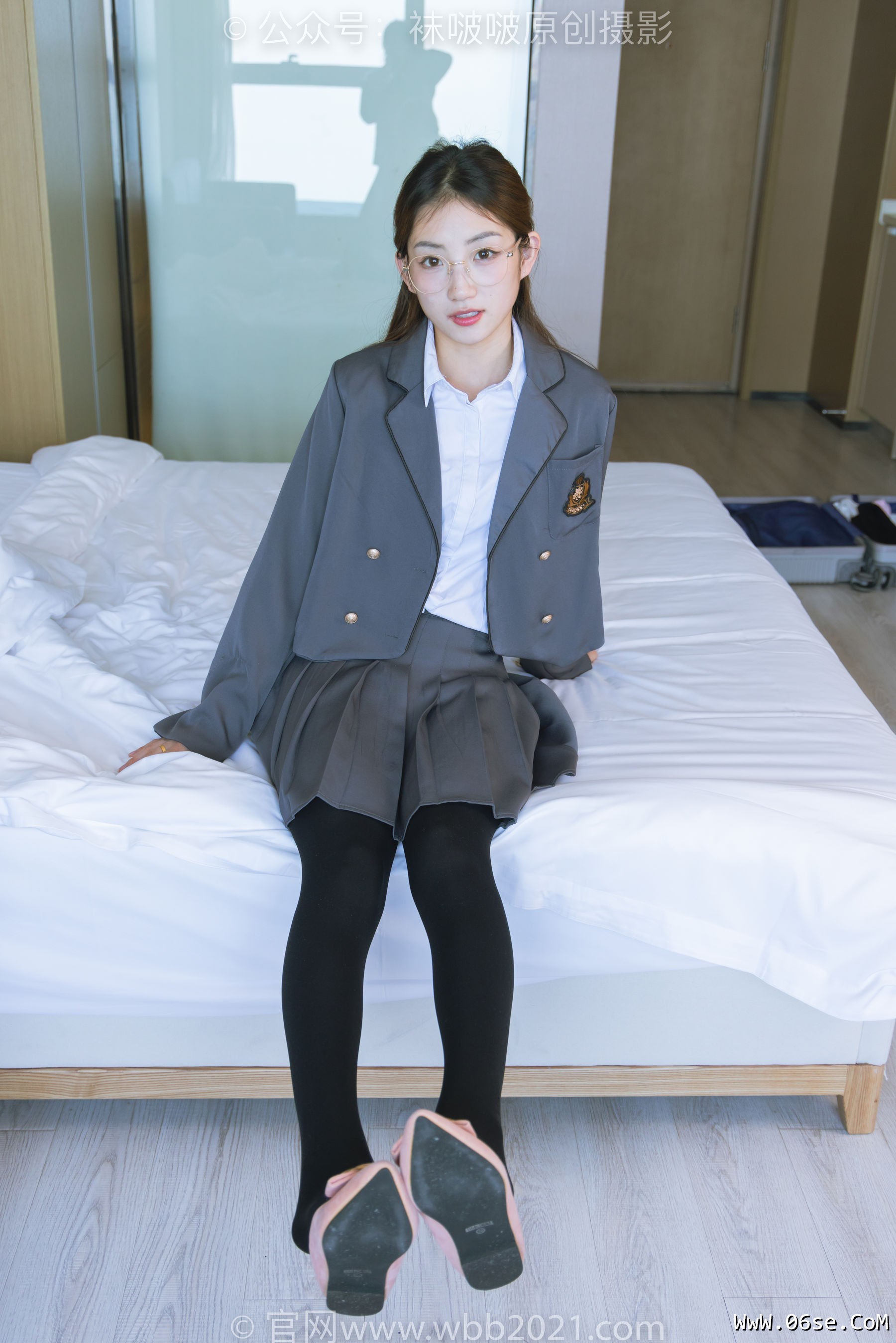 图片[79]-BoBoSocks袜啵啵 No.315 小沫 -平底鞋、厚黑丝、模特穿鞋及丝袜踩玩偶小熊剧情[140P]-六色网