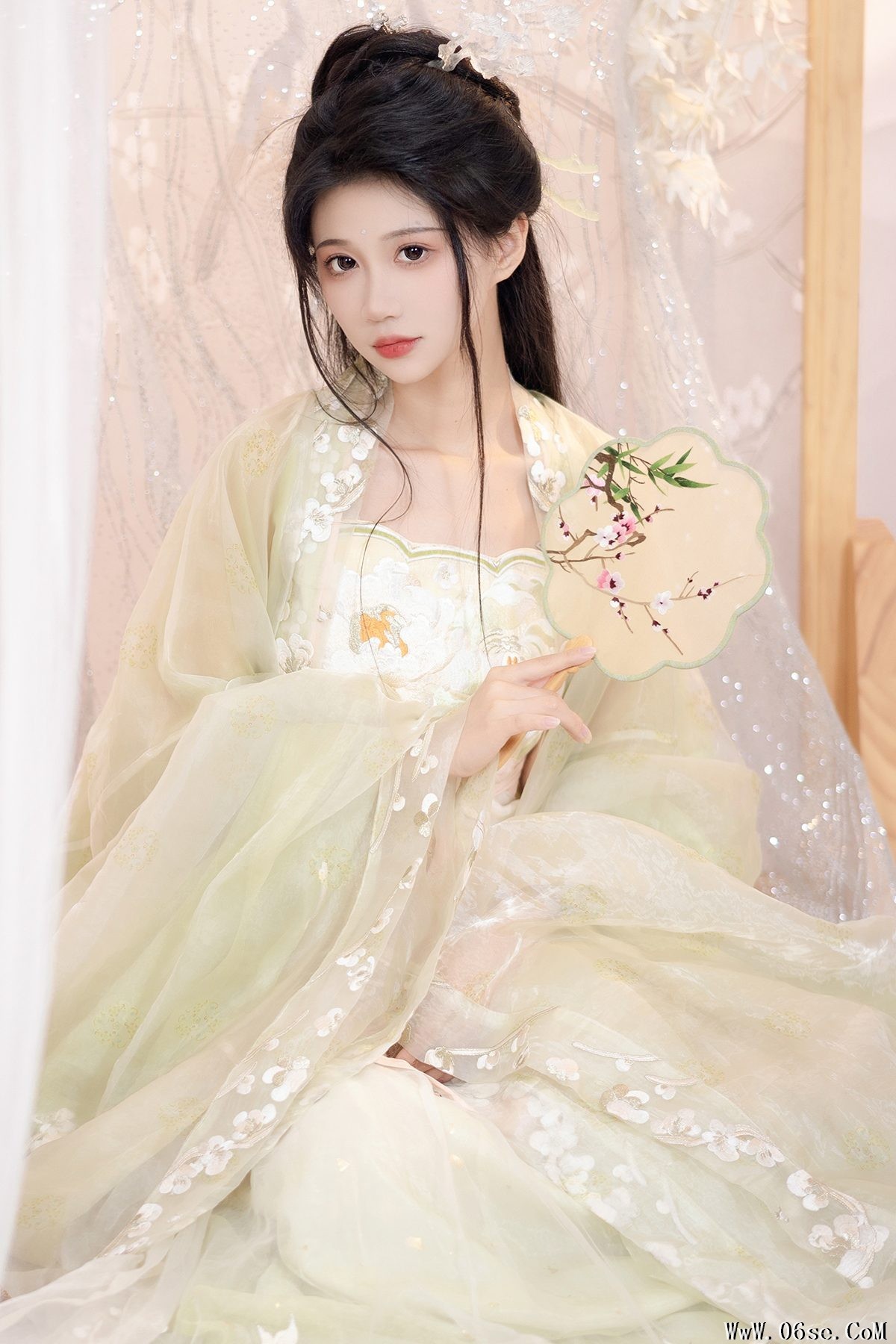 YiTuYu艺图语 Vol.4143 Qi Luo Sheng De Xiao Su Su[28P]-六色网