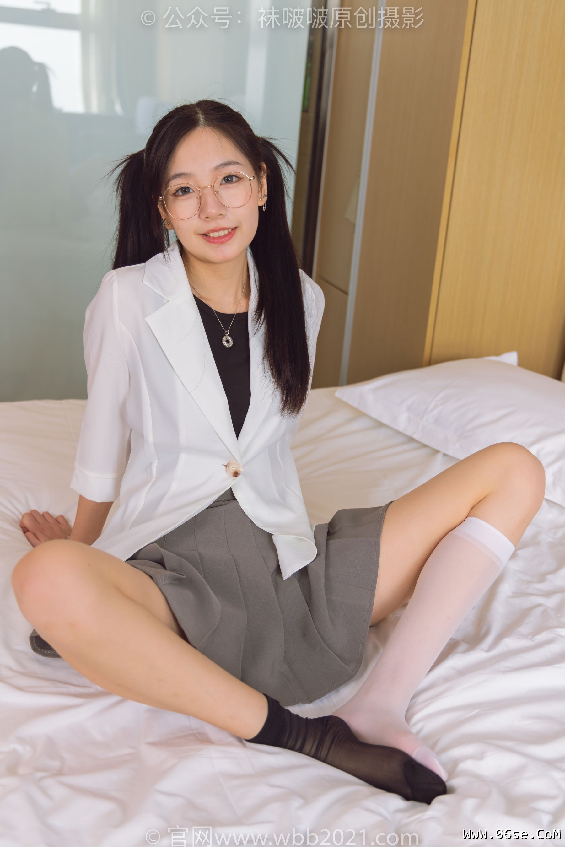 图片[70]-BoBoSocks袜啵啵 No.253 小甜豆 -两双高跟鞋、一只脚小腿白丝、一只脚小腿黑丝[219P]-六色网
