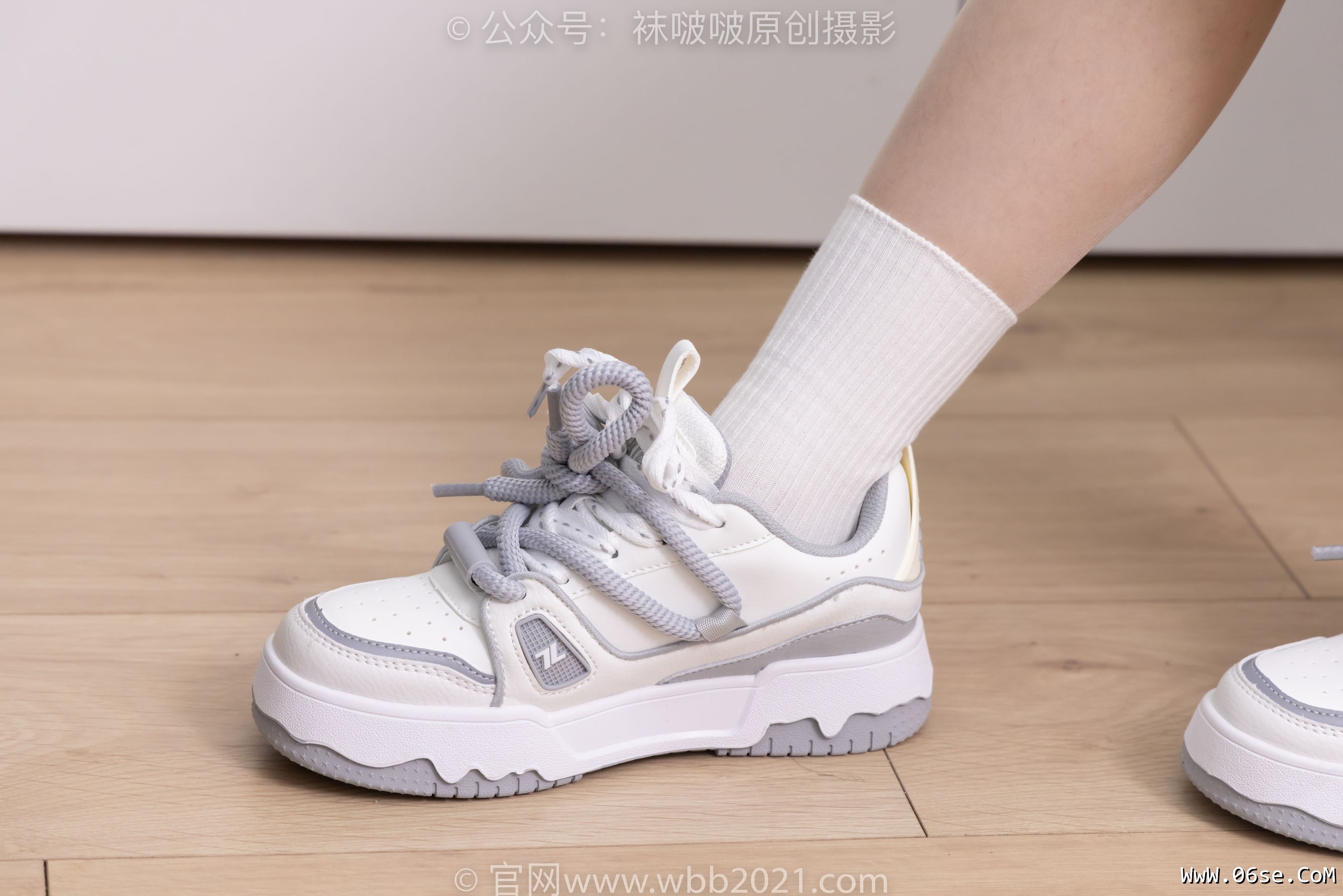 图片[75]-BoBoSocks袜啵啵 No.368 甜甜圈 -运动鞋、白棉袜、油亮肉丝[160P]-六色网