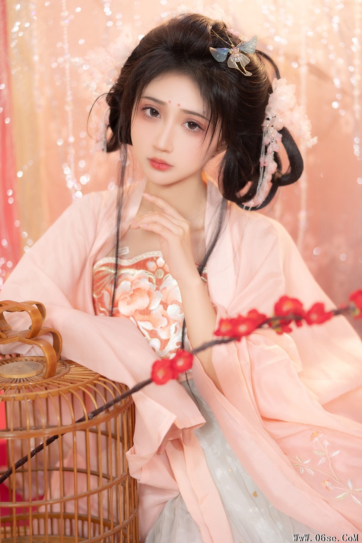 YiTuYu艺图语 Vol.3705 Qi Luo Sheng De Xiao Su Su[25P]-六色网