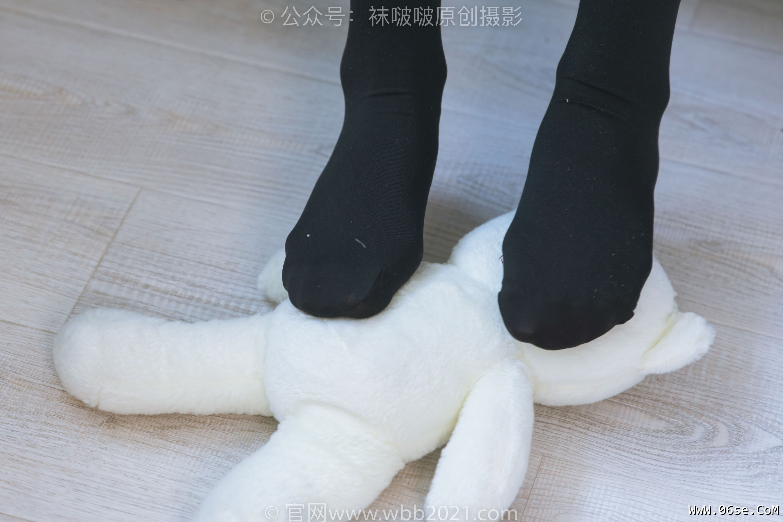 图片[47]-BoBoSocks袜啵啵 No.315 小沫 -平底鞋、厚黑丝、模特穿鞋及丝袜踩玩偶小熊剧情[140P]-六色网