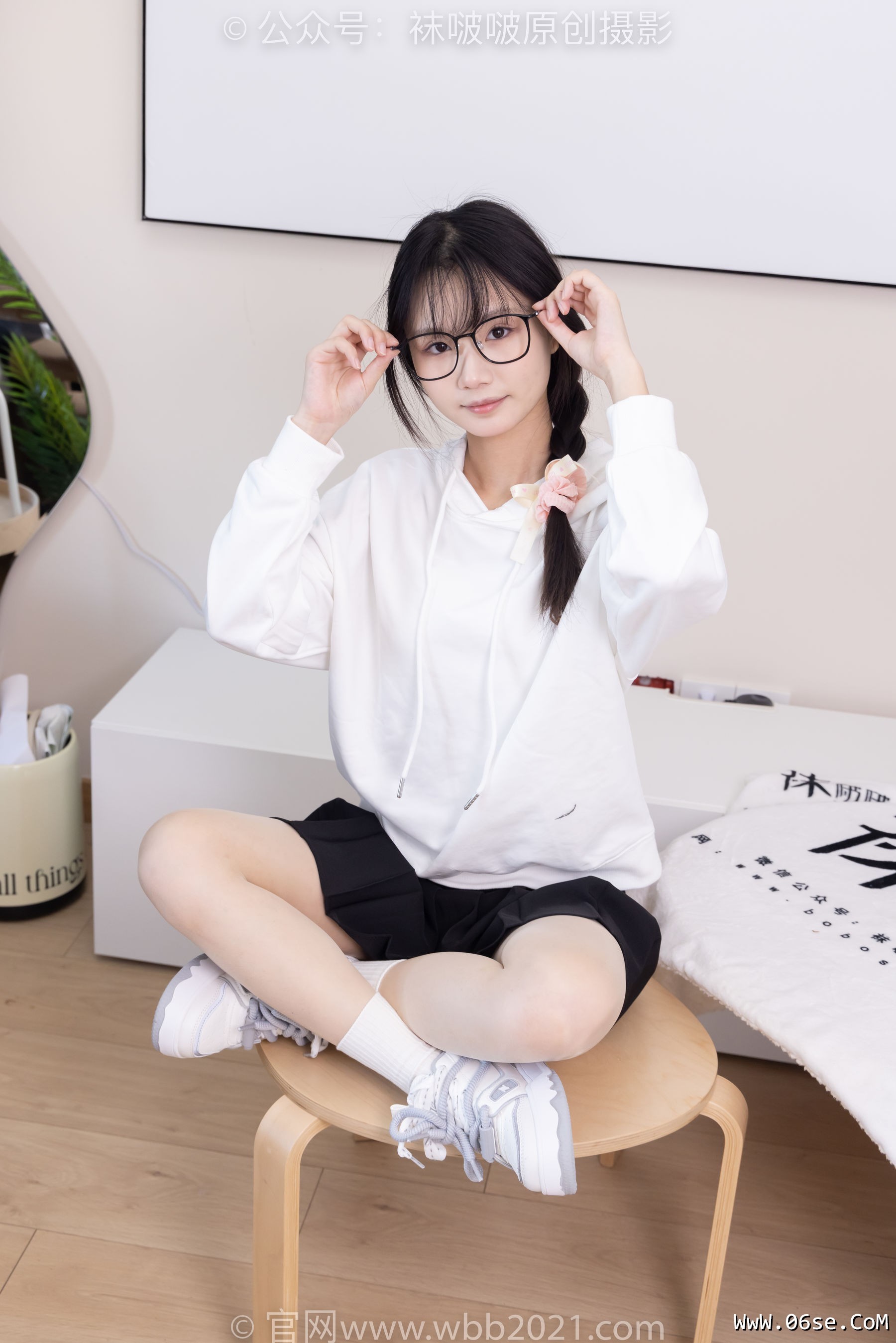 图片[80]-BoBoSocks袜啵啵 No.368 甜甜圈 -运动鞋、白棉袜、油亮肉丝[160P]-六色网