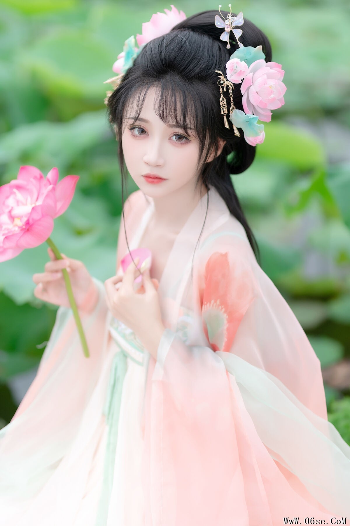 YiTuYu艺图语 Vol.7685 Qi Luo Sheng De Xiao Su Su[28P]-六色网