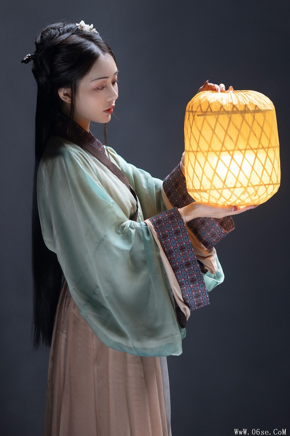 YiTuYu艺图语 Vol.4031 Su Mei Zai Lu Shang[25P]-六色网