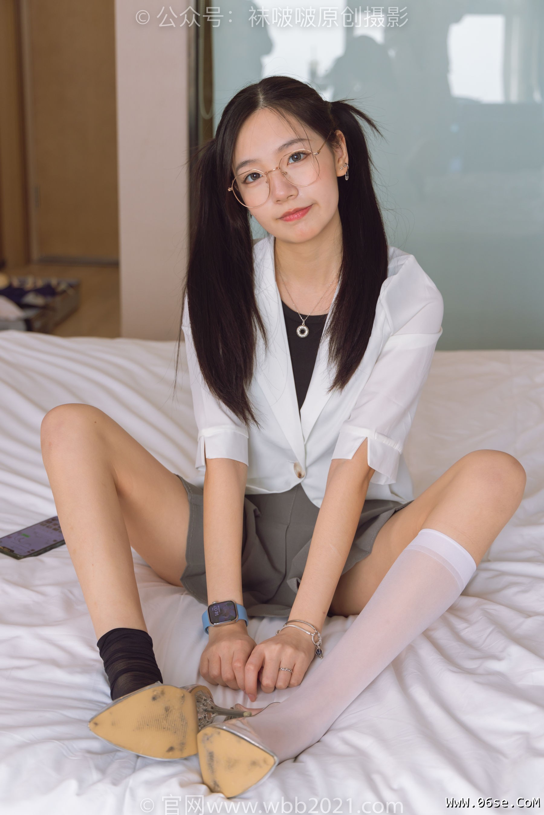 图片[154]-BoBoSocks袜啵啵 No.253 小甜豆 -两双高跟鞋、一只脚小腿白丝、一只脚小腿黑丝[219P]-六色网