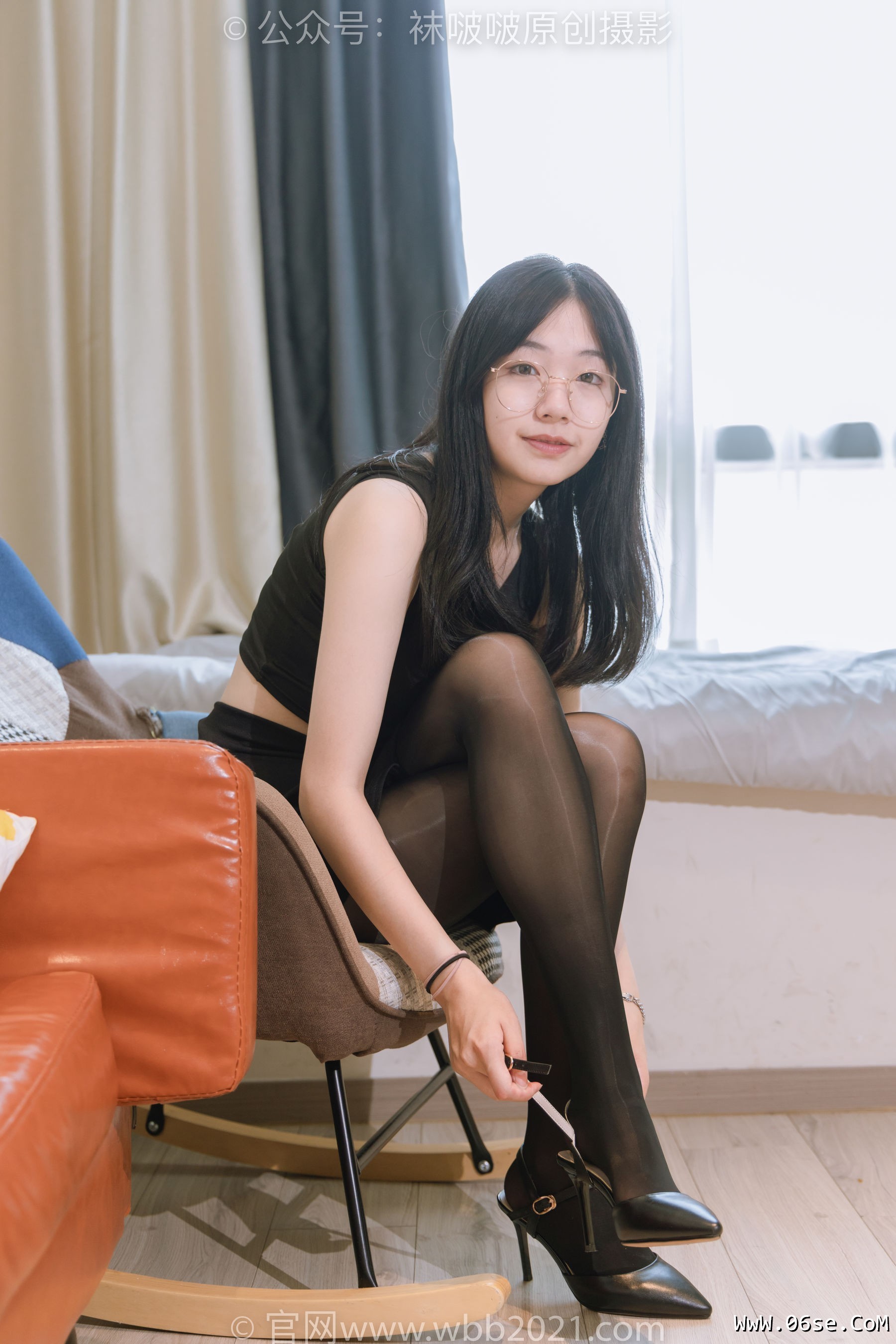图片[132]-BoBoSocks袜啵啵 No.396 小甜豆 -两双高跟鞋、油亮黑丝、油亮蓝丝[140P]-六色网