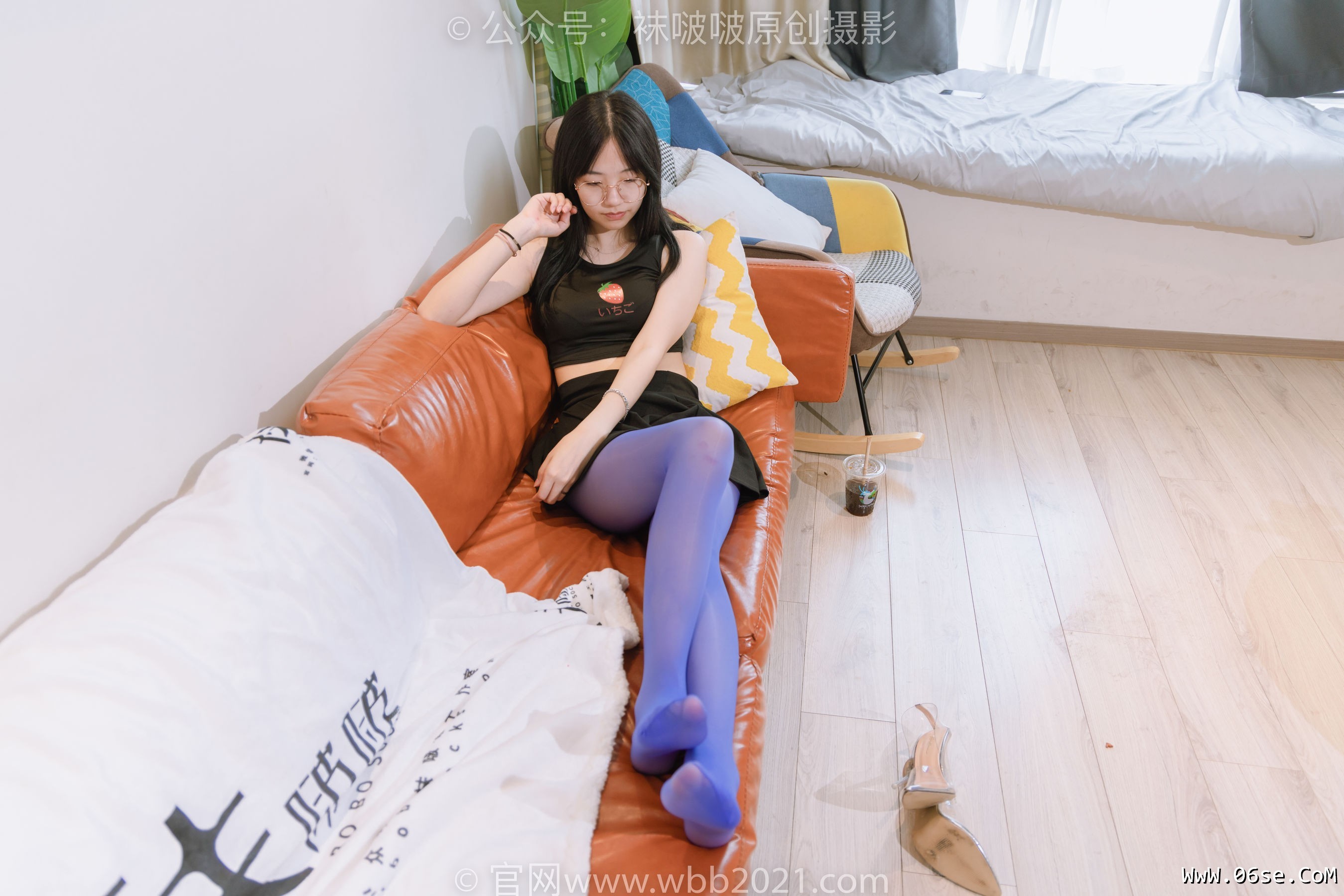 图片[74]-BoBoSocks袜啵啵 No.396 小甜豆 -两双高跟鞋、油亮黑丝、油亮蓝丝[140P]-六色网