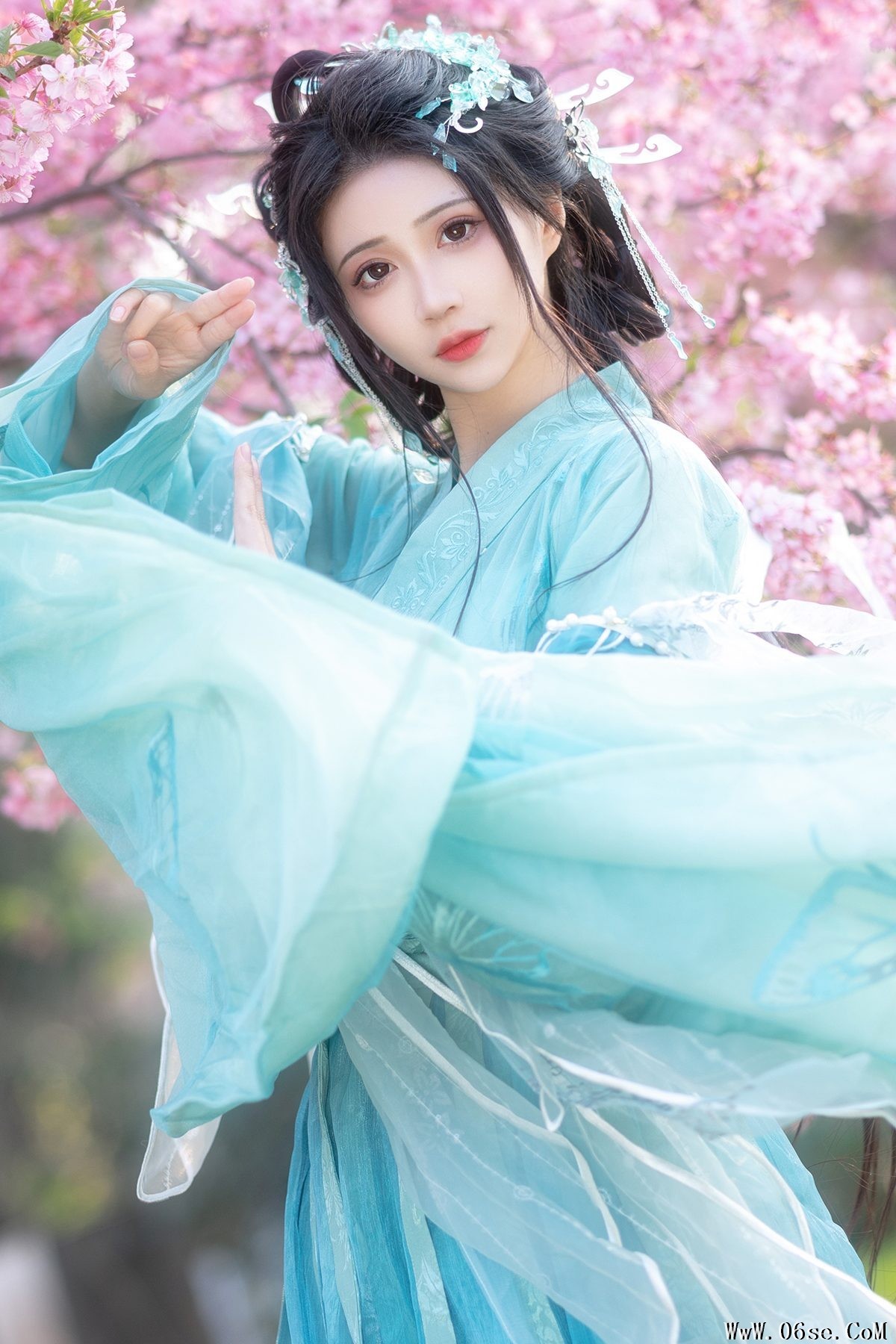YiTuYu艺图语 Vol.4212 Qi Luo Sheng De Xiao Su Su[29P]-六色网
