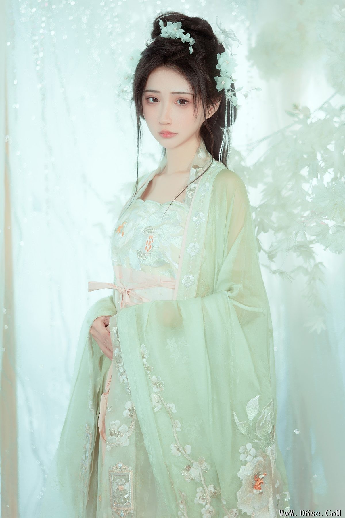 YiTuYu艺图语 Vol.3684 Qi Luo Sheng De Xiao Su Su[28P]-六色网