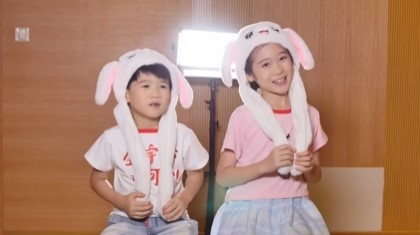 - 经典好曲《嘴巴嘟嘟》高清原版MV 演唱:邓文怡、邓力玮