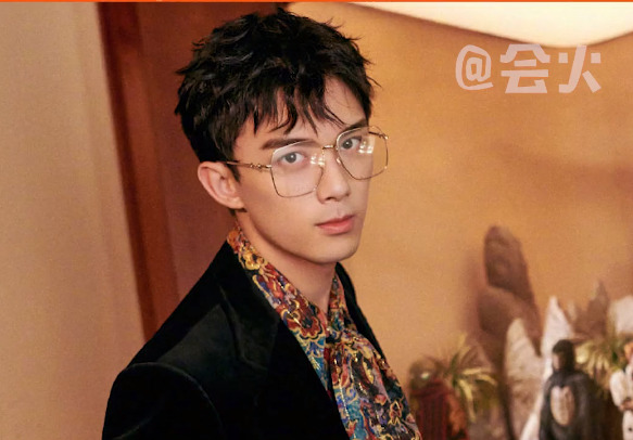  - 吴磊上车手势氛围感拉满，这是什么豪门贵公子既视感，小磊贴贴