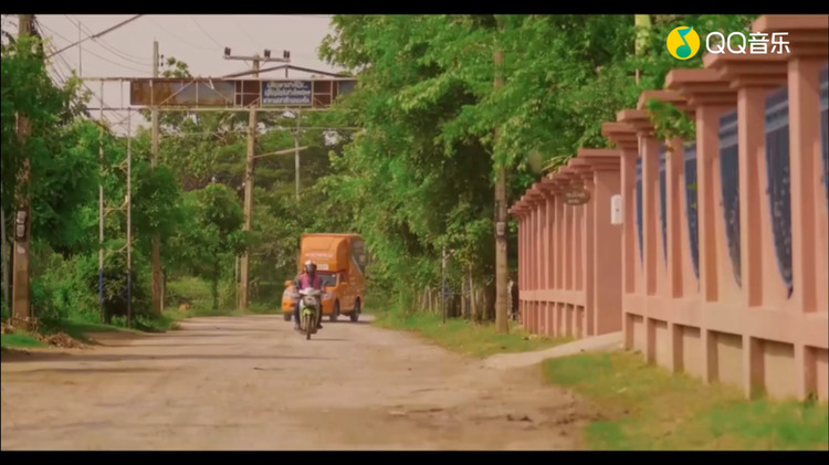 - 《ให้เคอรี่มาส่งได้บ่ 》泰国抖音很火的歌